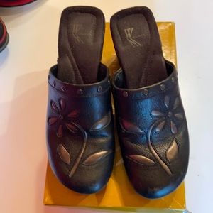 White Mountain Clogs